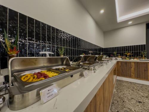 een buffetlijn met bananen en ander fruit uitgestald bij Leaf River Suites in Antalya