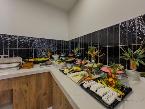 ein Buffet mit vielen verschiedenen Speisen auf einer Theke in der Unterkunft Leaf River Suites in Antalya