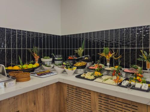 een buffet met veel eten op de toonbank bij Leaf River Suites in Antalya