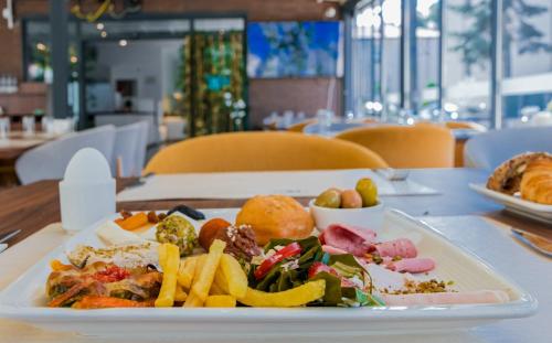 einen Teller mit Pommes auf dem Tisch in der Unterkunft VE Hotels Adakale in Yenişehir
