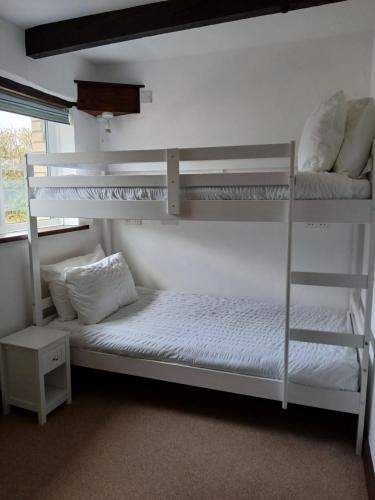 En eller flere senge i et værelse på Hazel Cottage, Frithelstock