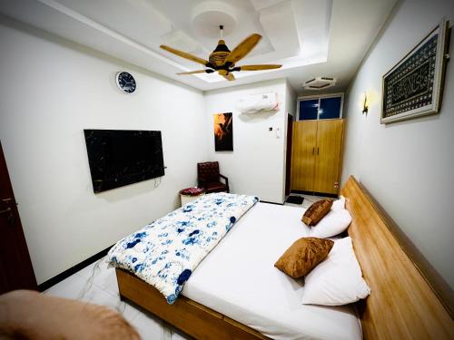 Giường trong phòng chung tại Nizam luxury inn guest house