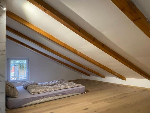 a room with a bed in a attic at Vikendica Zeleni san in SJJ