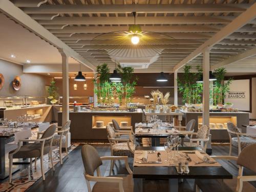 En restaurant eller et andet spisested på Boutique Hotel H10 White Suites - Adults Only