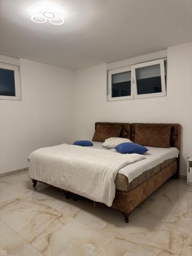 En eller flere senge i et værelse på Atina Premium