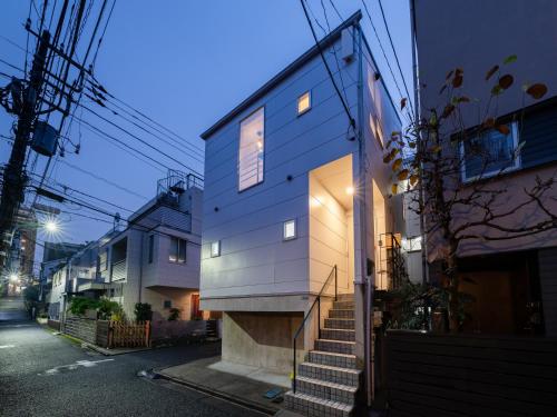 Shibuya 10min , 2min walk to Shirokanedai Sta , 70sqm House ,Family Friendly ,Queen Bed, Switch , Free Wi-Fi, PocketWi-Fi