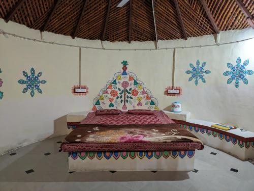 En eller flere senge i et værelse på Khoyla Homestay
