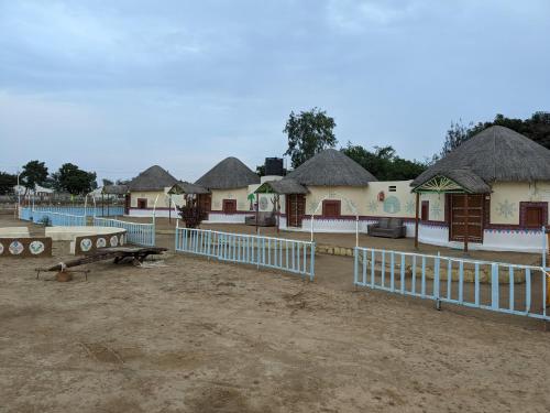 Swimmingpoolen hos eller tæt på Khoyla Homestay