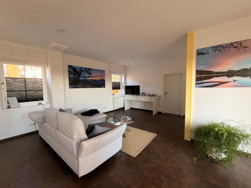 ein Wohnzimmer mit Sofa und Tisch in der Unterkunft Ferienwohnung Seetalblick in Geiselberg