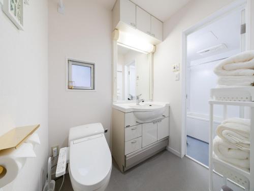 Shibuya 10min , 2min walk to Shirokanedai Sta , 70sqm House ,Family Friendly ,Queen Bed, Switch , Free Wi-Fi, PocketWi-Fi