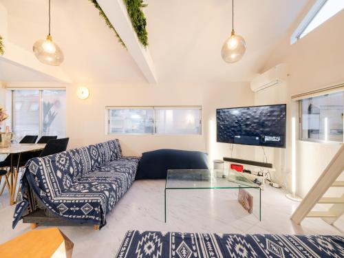 Shibuya 10min , 2min walk to Shirokanedai Sta , 70sqm House ,Family Friendly ,Queen Bed, Switch , Free Wi-Fi, PocketWi-Fi
