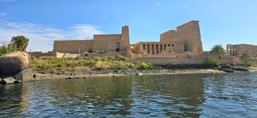 uitzicht op een gebouw vanaf het water bij Eshyan Guest House in Aswan
