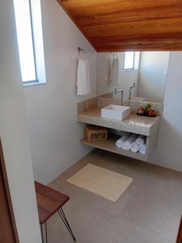 une salle de bains avec un lavabo et un miroir dans l'établissement Loft Nápoles, à Santa Teresa