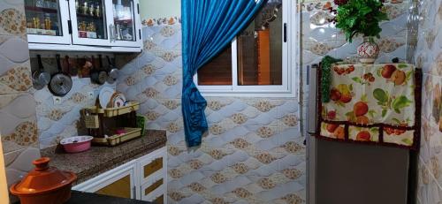 una cucina con frigorifero e finestra di Luxury Guest House ad Agadir