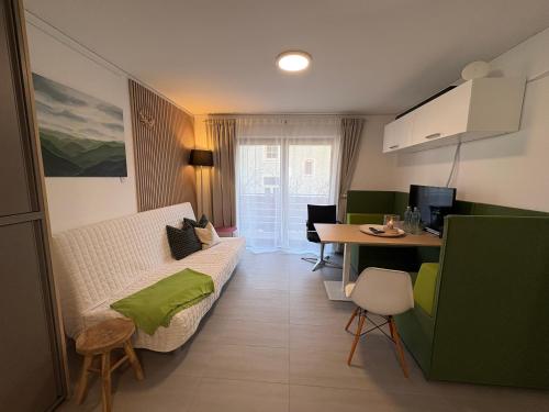 Piccola camera con letto e scrivania. di Raum 7 a Bad Schwalbach