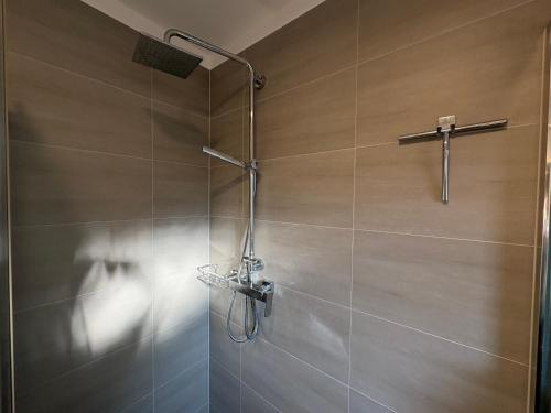 una doccia con una porta in vetro in un bagno di Raum 7 a Bad Schwalbach