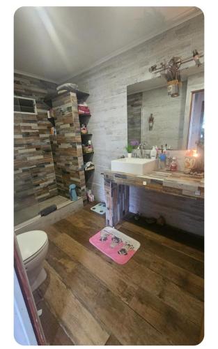 une salle de bain avec un lavabo, des toilettes et une baignoire dans l'établissement China, à Mar del Plata