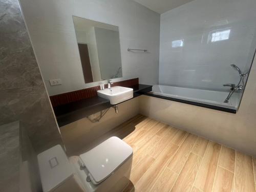 un bagno con un water, un lavandino e una vasca di J&P Hotel Sriracha a Ban Hua Na