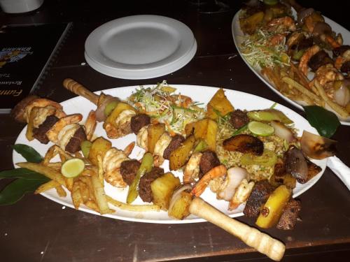 een bord voedsel op een tafel met een bord voedsel bij Secret Beach - Talalla in Talalla South