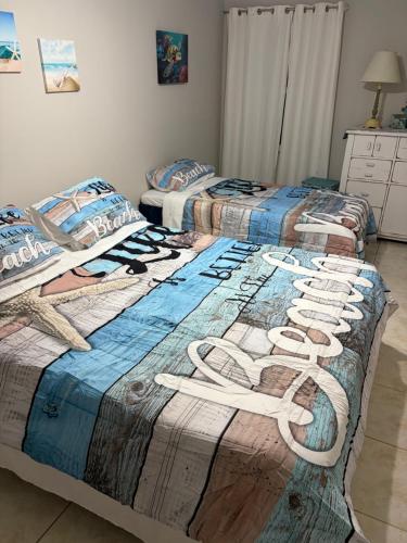 En eller flere senge i et værelse på Quiet Vacation Retreat