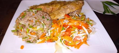 een bord met rijst, vlees en groenten bij Secret Beach - Talalla in Talalla South