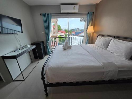 een slaapkamer met een groot bed en een balkon bij Khao Oat airport in Nai Yang Beach
