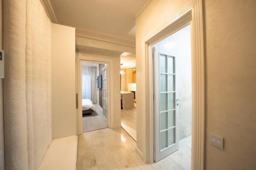 een gang met een deur die naar een slaapkamer leidt bij Royal Luxury Suit in Iaşi