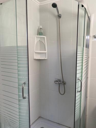 a bathroom with a shower with a glass door at Loft Tongoy 2 Interior sin vista al mar in Tongoy