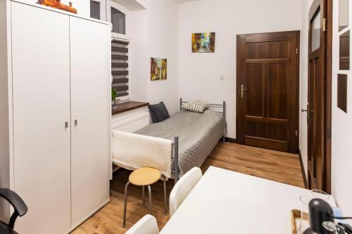 een kleine slaapkamer met een bed en een tafel bij Stacja Binino 