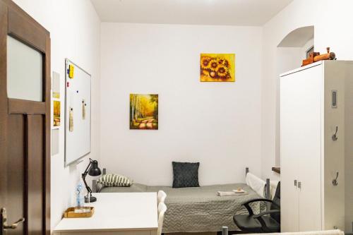 een kleine kamer met een bed en een bureau bij Stacja Binino 