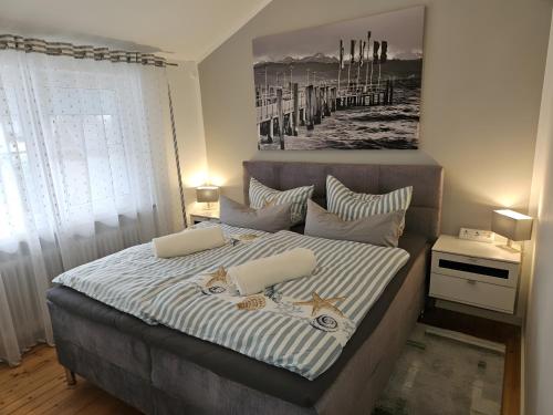 een slaapkamer met een bed met twee katten erop bij Domizil am Park in Kressbronn am Bodensee