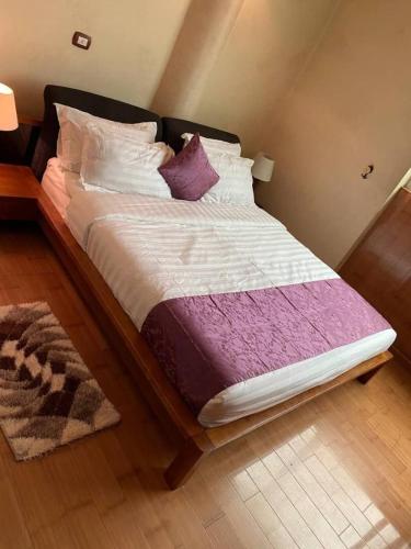 ein Bett mit einer lila Decke darauf in einem Zimmer in der Unterkunft Nathay Hotel in Addis Ababa Bole International Airport