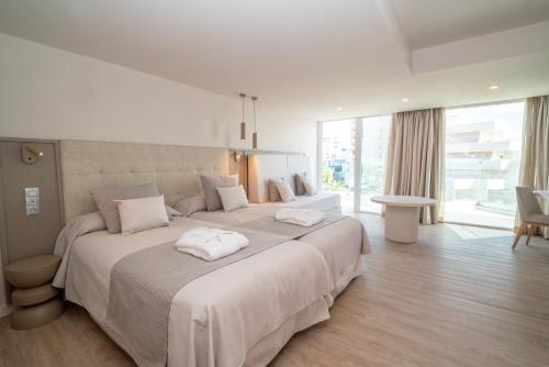 En eller flere senge i et værelse på Hotel Sahara Playa