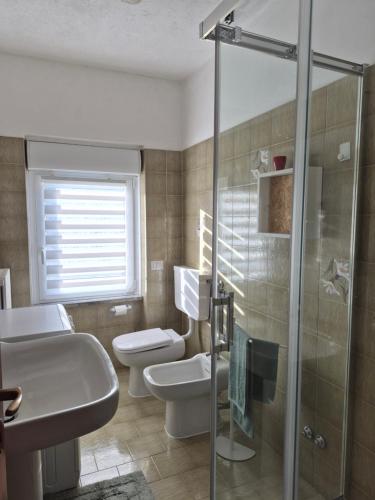 un bagno con wc, lavandino e doccia di Orion House ad Ardenno