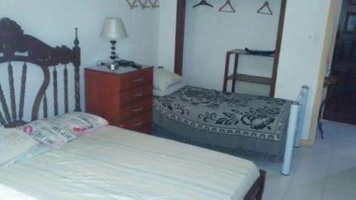 1 dormitorio con 2 camas individuales y vestidor en Casa da Gorett, en Salvador