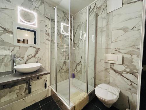 Et badeværelse på Comfort Room in Warmbad