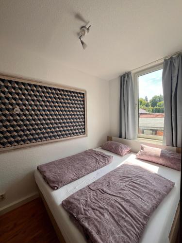 een slaapkamer met twee bedden en een raam bij Mathilde in Quedlinburg