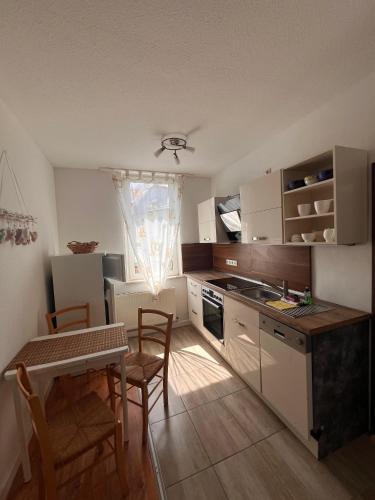 een keuken met een tafel en stoelen en een tafel en een tafel en een keuken bij Mathilde in Quedlinburg