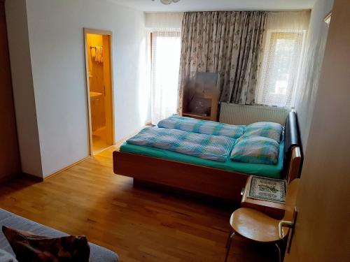 un salon avec un lit dans une chambre dans l'établissement Gästehaus Bader, à Garmisch-Partenkirchen