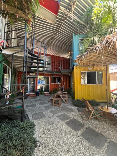 een patio met banken en tafels in een gebouw bij Container Hospedaria Paraty in Paraty