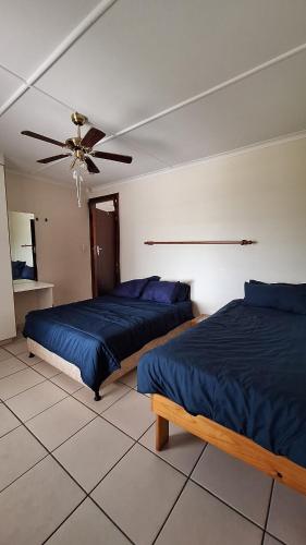 En eller flere senge i et værelse på Oceans Rise Guest House Budget Friendly