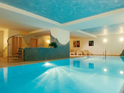 una grande piscina con soffitto blu di Residence Sonneck a Martello