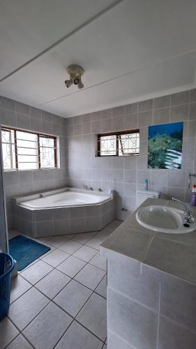 Et badeværelse på Oceans Rise Guest House Budget Friendly