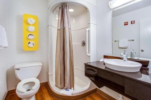 Et badeværelse på Motel 6-Bedford, TX - Fort Worth