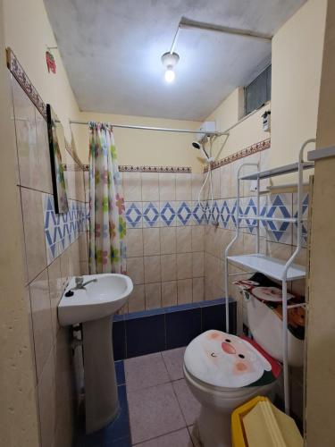 un bagno con un water e un lavandino di Hostal la familia a Churín