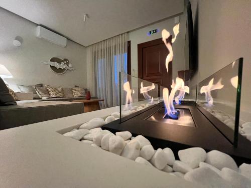 ein Wohnzimmer mit einem Kamin in der Mitte in der Unterkunft Fos Luxury Villas in Karystos