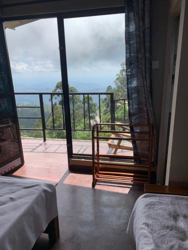 Dieses Zimmer bietet einen Balkon mit Meerblick. in der Unterkunft Thumb Up Family Rest in Haputale