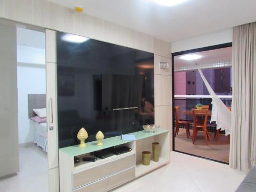 een woonkamer met een grote tv in een kamer bij Landscape Beira Mar in Fortaleza