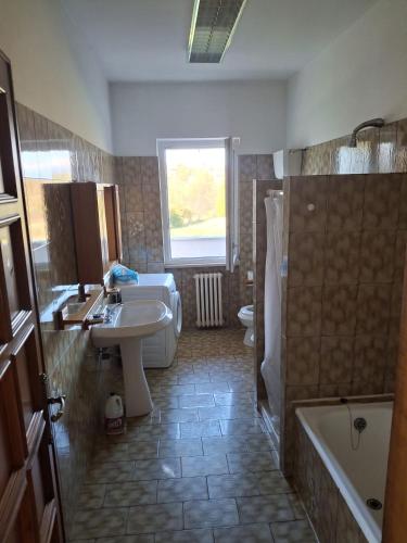 a bathroom with a sink and a toilet and a tub at Villa Verde in Ceccano