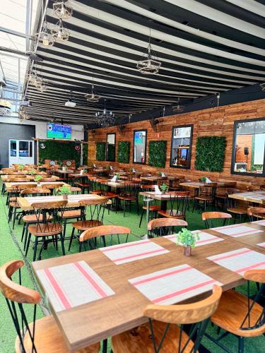 een eetkamer met tafels en stoelen in een gebouw bij Residencial DB in Luanda